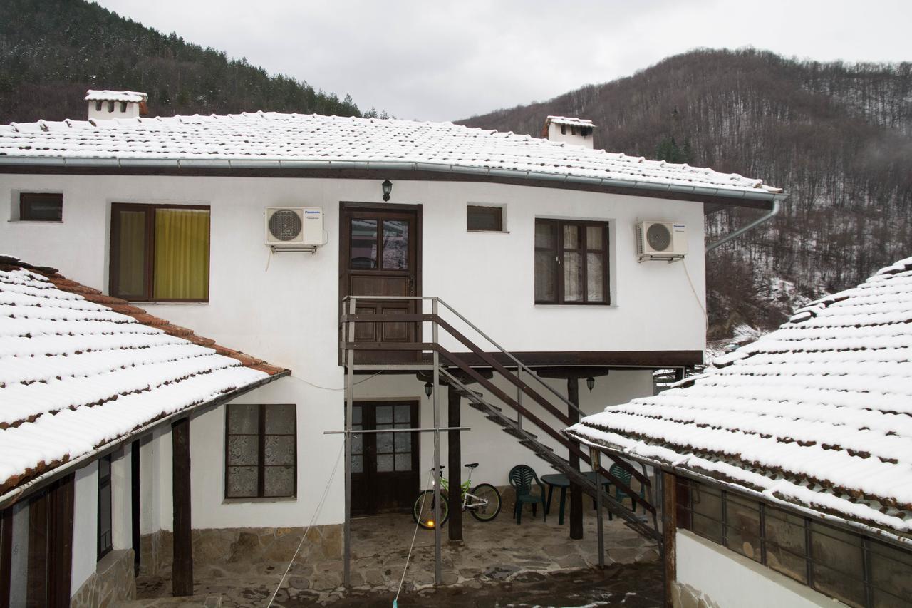 Guest House Ivan Cherni Osŭm エクステリア 写真